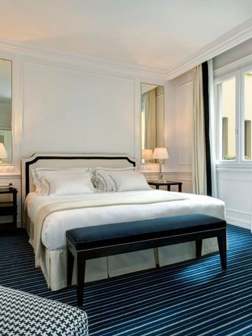 Luxuszimmer mit Doppelbett und klassischer Einrichtung