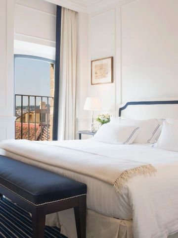 Geräumiges Zimmer mit Stadtblick durch große Fenster