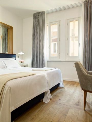 Modernes Zimmer mit Holzfußboden und stilvollen Möbeln