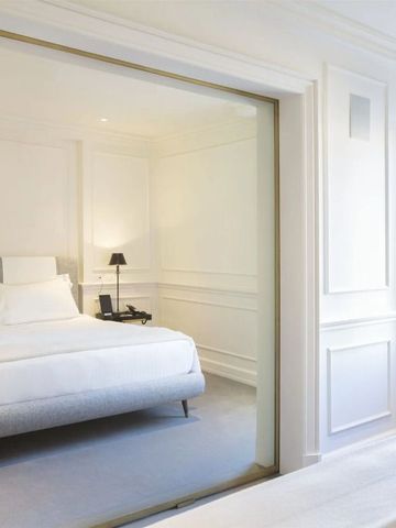Modernes Hotelzimmer mit eleganter Einrichtung und großem Fenster