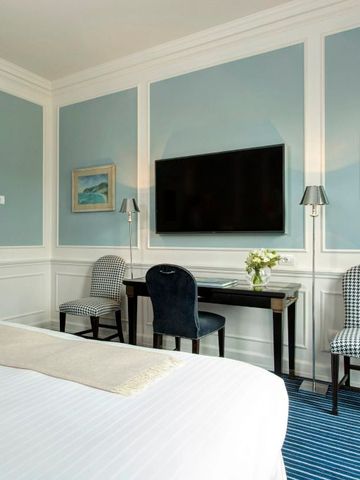 Geschmackvoll dekoriertes Zimmer mit Schreibtisch und kunstvoll gestalteten Wänden