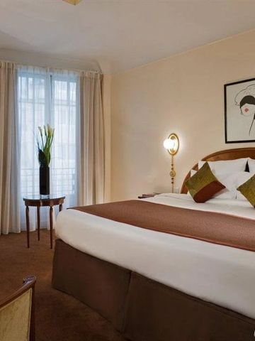 Geräumiges Hotelzimmer mit modernem Dekor und großem Bett