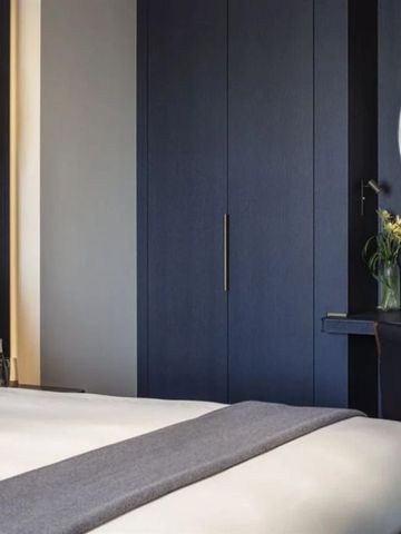 Modernes Hotelzimmer mit stilvollem Dekor und großem Bett