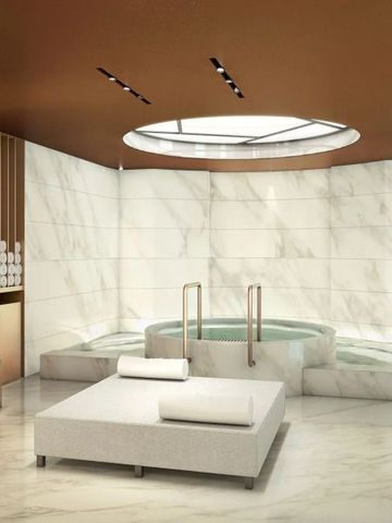 Luxuriöser Spa-Bereich mit Marmordekor und Tauchbecken.