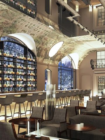 Elegante Bar mit hohen Decken und umfangreicher Spirituosenauswahl