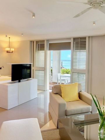 Lichtdurchflutetes Zimmer mit moderner Einrichtung und Meerblick