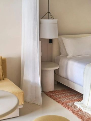 Gemütliches Schlafzimmer mit elegantem Design und sanften Farbtönen