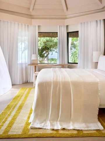 Helles Zimmer mit großen Fenstern und Blick auf die umliegende Natur