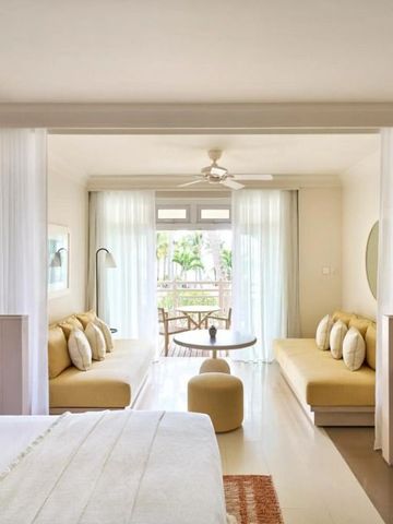 Helles Zimmer mit gemütlichem Sofa und Balkon im LUX* Belle Mare Hotel auf Mauritius