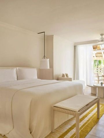 Geräumiges Schlafzimmer mit privatem Balkon im LUX* Belle Mare Hotel auf Mauritius