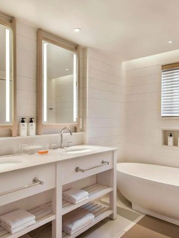 Modernes Badezimmer mit Doppelwaschtisch und freistehender Badewanne im LUX* Belle Mare Hotel