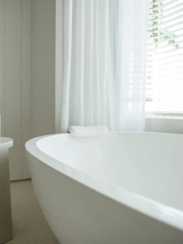 Elegantes Badezimmer mit freistehender Badewanne im LUX* Belle Mare Hotel