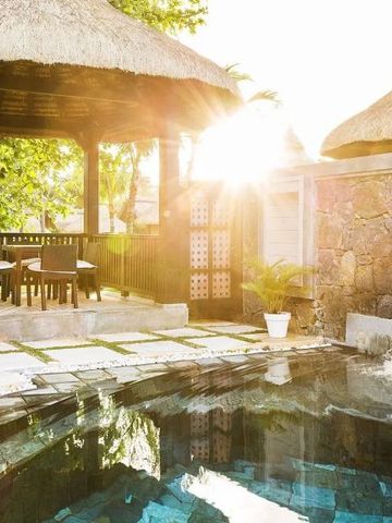 Romantischer Pavillon mit Pool und Wasserfall im LUX* Belle Mare Hotel