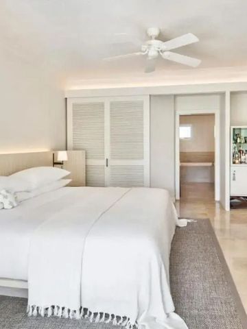 Helles, einladendes Hotelzimmer mit großem Bett und modernem Design