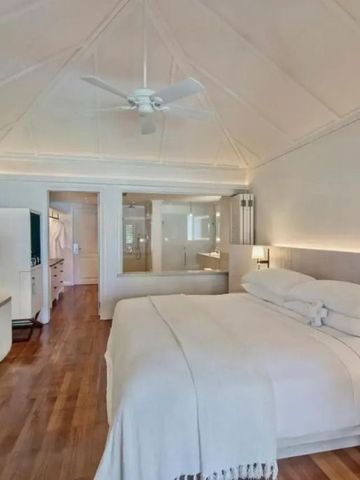 Großes Hotelzimmer mit Holzdach und edler Beleuchtung im LUX* Le Morne