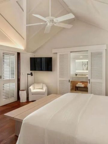 Helles Schlafzimmer im LUX* Le Morne mit Zugang zur Terrasse