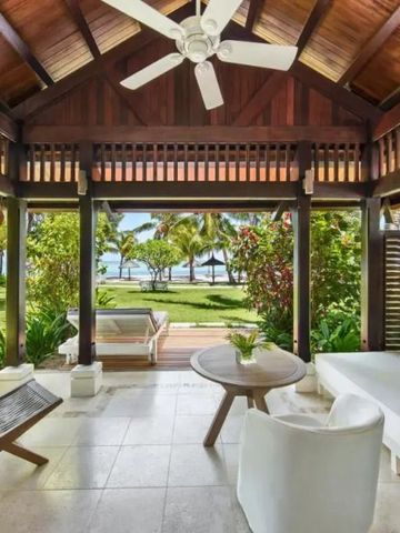 Offene Terrasse mit Meerblick und komfortablen Sitzgelegenheiten unter Holzdach