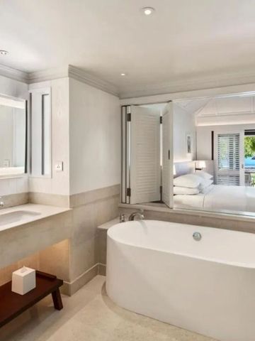 Modernes Badezimmer mit freistehender Badewanne und Blick aufs Meer