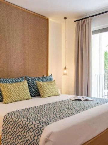 Gemütliches Zimmer mit großen Fenstern und beruhigender Aussicht auf die Natur.