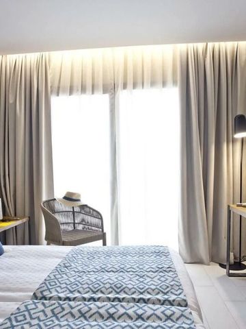 Geräumiges Zimmer mit natürlichem Licht und elegantem Schreibtisch.