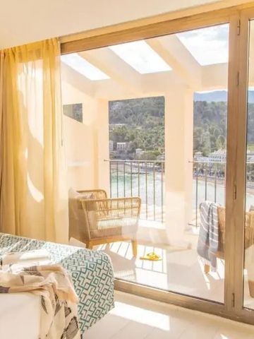 Zimmer mit Balkon und atemberaubendem Blick auf die umliegenden Berge.