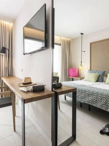 Zimmer mit modernem Design TV und Schreibtisch mit Blick ins Grüne.