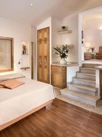 Elegante Suite mit Treppe und Holzboden