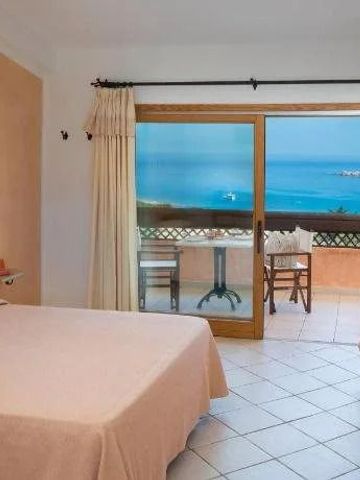 Komfortables Zimmer mit Balkon und Blick auf das blaue Meer