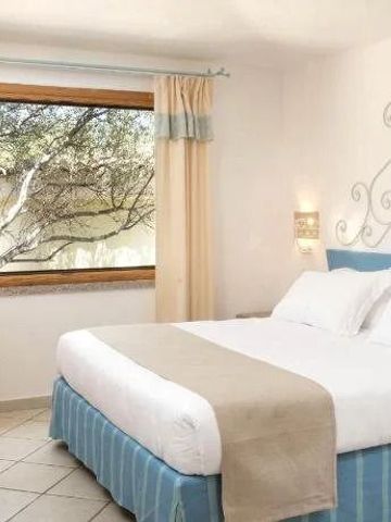 Helles Zimmer mit großem Fenster und geschmackvoller Einrichtung