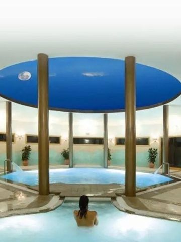 Innenpool des Spas mit modernem Design und entspannter Atmosphäre