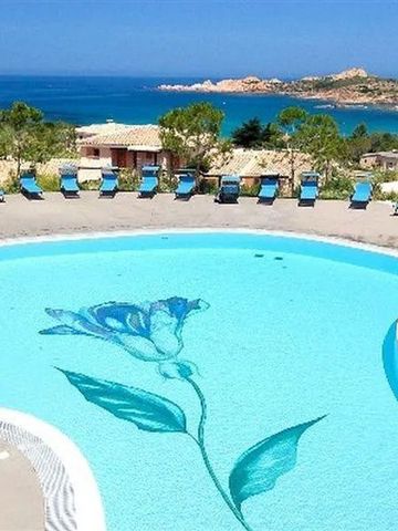 Großer Außenpool mit floralem Design und Ausblick auf das Meer