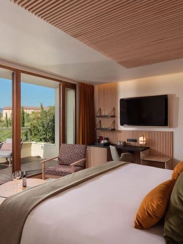 Helles und stilvolles Hotelzimmer mit Balkon und Bergblick