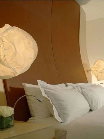 Delikates Design im Hotelzimmer mit außergewöhnlichen Lampen