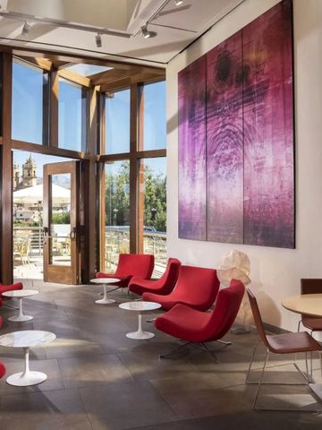 Moderne Lobby mit großen Fenstern und Kunstwerk