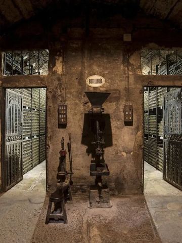 Historischer Weinkeller mit alten Steinwänden