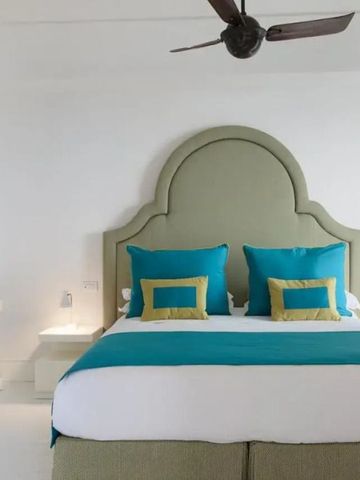 Elegantes Zimmer mit türkisfarbenen Akzenten und modernem Design