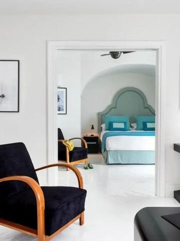 Suite mit Verbindungstür und zeitgemäßem Dekor in Blau und Weiß