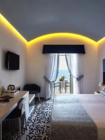 Helles Zimmer mit Meerblick und moderner Beleuchtung