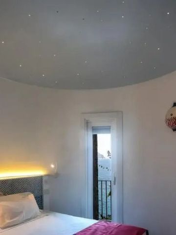 Zimmer mit Deckenbeleuchtung und Balkon