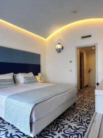 Elegantes Hotelzimmer mit modernem Design und stilvollen blauen Akzenten.