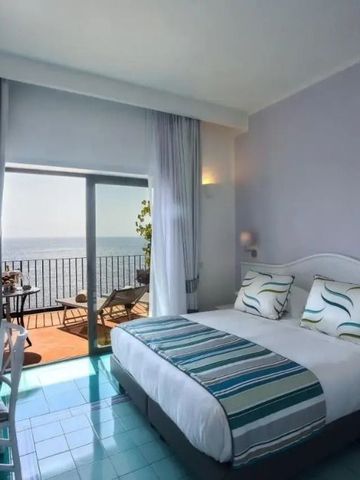Zimmer mit Balkon und Meerblick im Hotel Miramalfi.