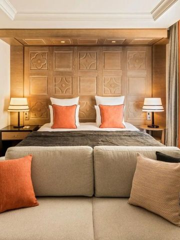 Gemütliches Hotelzimmer mit Doppelbett und Sofabereich in warmen Farben