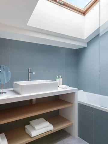 Helles Badezimmer mit Oberlicht und moderner Ausstattung