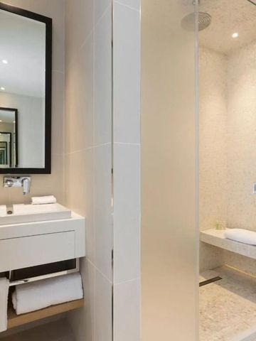 Große Dusche und schickes Waschbecken in zeitgemäßem Badezimmer