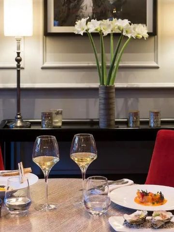 Fein gedeckter Tisch mit Weingläsern und Blumen