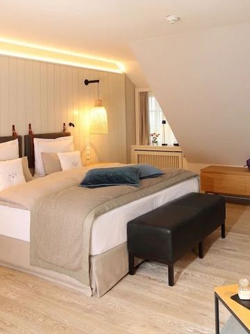 Einladendes Zimmer mit doppelt Bett und warmer Beleuchtung