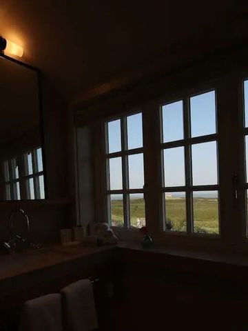 Großes Fenster mit Blick auf die grüne Landschaft