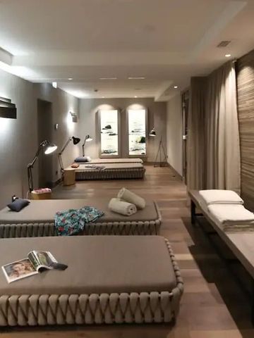 Ruheliegen in einem Spa-Bereich mit gedämpftem Licht.