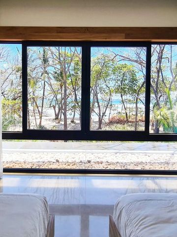 Panoramafenster mit Blick auf den tropischen Strand