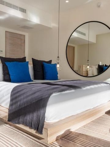 Geräumiges Schlafzimmer mit großem Spiegel und modernem Dekor